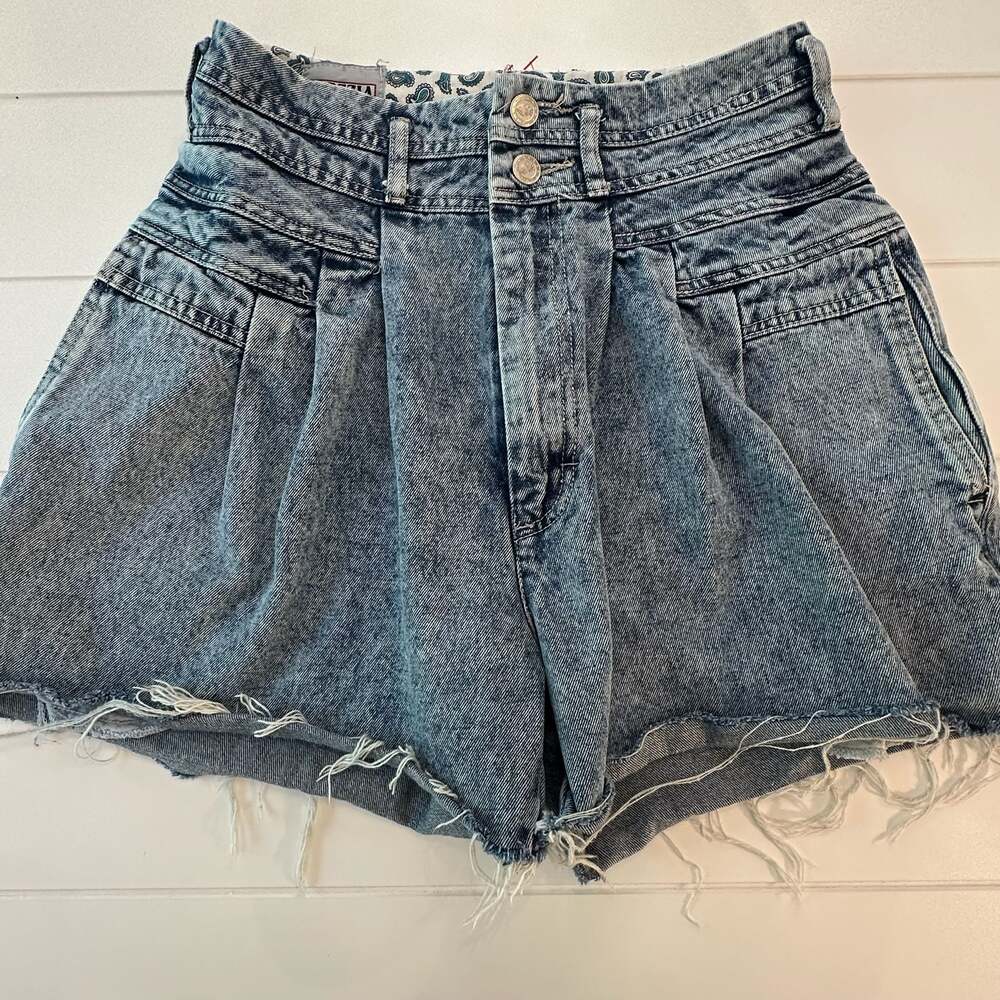 Prezzia Sportwear Internazionale Vintage Acid Wash High-Rise Pleated Denim Short